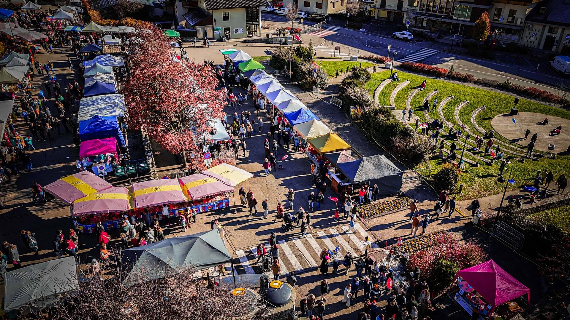 Photographie aérienne du marché de Noël d'Aime-la-Plagne.Photographie aérienne du centre ville d'Aime-la-Plagne.