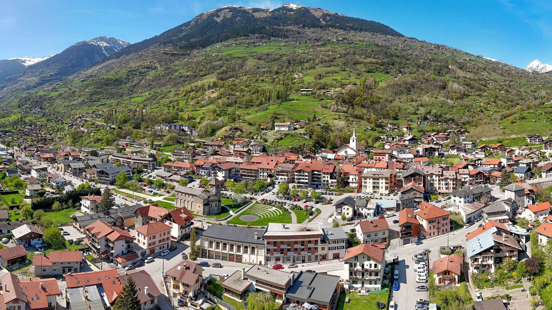 Photographie aérienne d'Aime-la-Plagne vue depuis la tour Montmayeur.Photographie aérienne du centre ville d'Aime-la-Plagne.