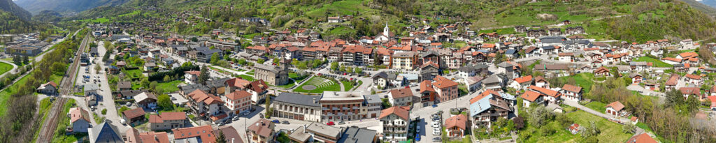 Vue aérienne panoramique d'Aime
