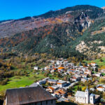 Vue aérienne de Villette avec le château de Saint-Anne au premier plan