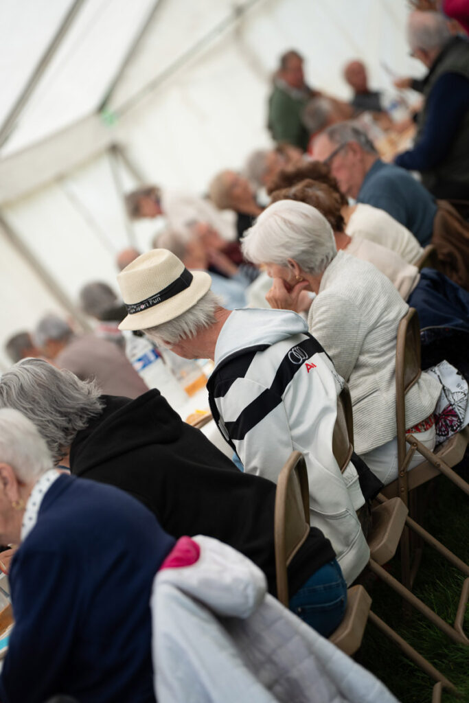 Groupe de personnes âgées participant à une activité sous une tonnelle