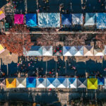 Vue aérienne du marché de noël d'Aime