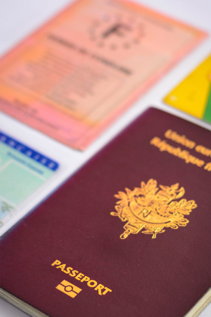 Vue rapprochée sur un passeport, à côté d'une carte d'identité et d'un permis de conduire