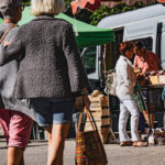Personnes âgées au marché