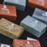 Savon rectangulaires, de plusieurs couleurs étiquetés "Granier"