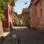 Rue d'Aime avec un cycliste