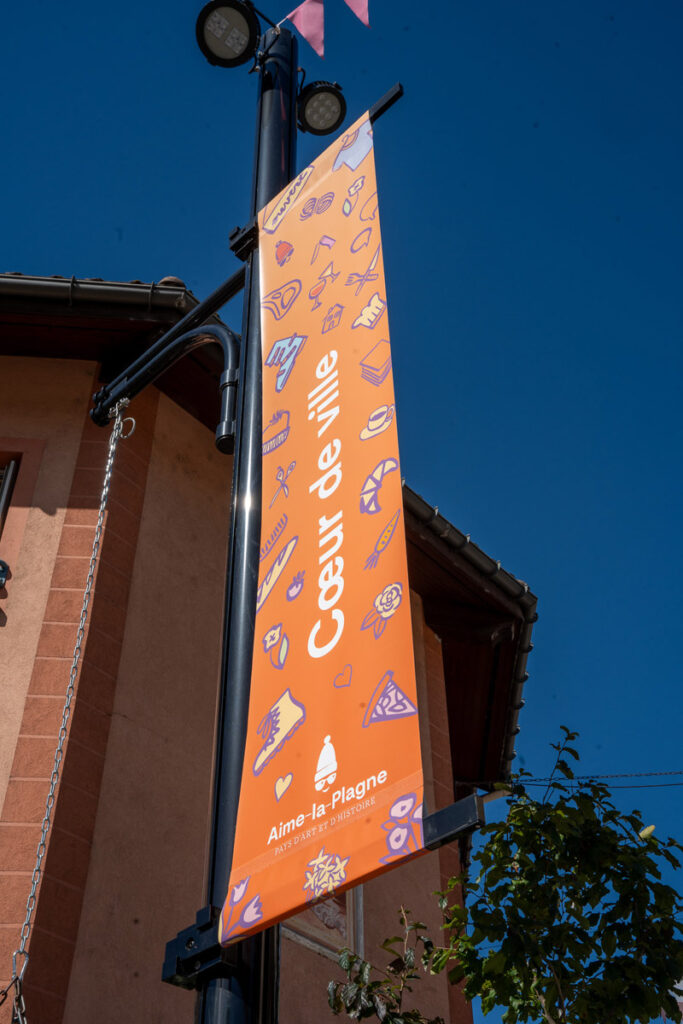 Banderole à l'entrée de la grande rue d'Aime avec la mention "Cœur de Ville"