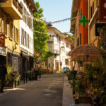 Grande rue d'Aime, fleurie en été