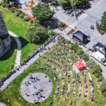 Vue aérienne du théâtre de verdure, lors d'un évènement, à côté de la basilique