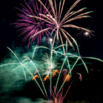 Feu d'artifice de nuit tirés depuis l'église Saint Sigismond