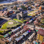 Vue aérienne du marché d'Aime et de la basilique