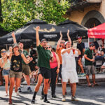 Personnes extatiques lors des Jeudis d'Aime dans la grande rue