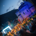 Concert au théâtre de verdure, la nuit, avec la basilique d'Aime illuminé