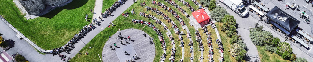 Vue aérienne panoramique du théâtre de verdure, lors d'un évènement, à côté de la basilique