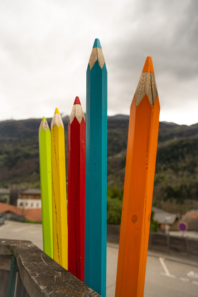 Décoration en forme de crayon de couleur géant sur la façade de l'école du Pavillon d'Aime