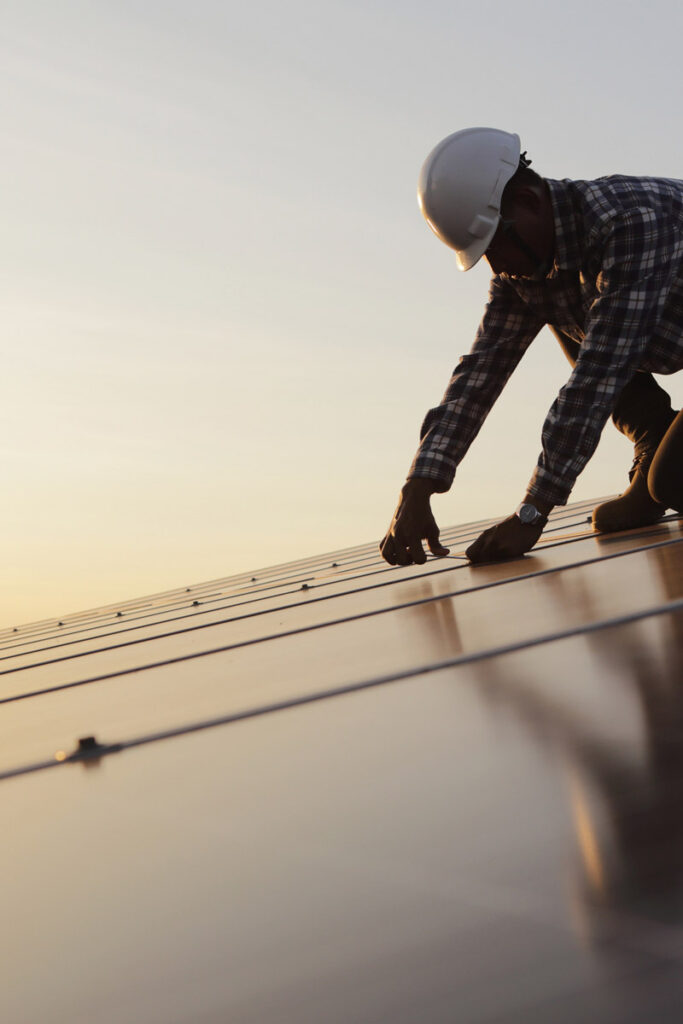 Ouvrier posant des panneaux solaires