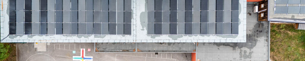 Toit de l'école Pierre Borrione avec des panneaux solaires