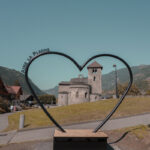 Sculpture en forme de cœur devant la Basilique