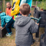 Enfant tenant un arrosoir lors d'une action pédagogique de découverte de la biodiversité avec les employés des espaces verts