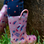 Botte d'une enfant découvrant la biodiversité