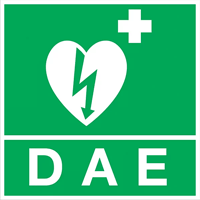 Panneau vert avec un cœur, un éclair, une croix médicale et les lettres DAE en dessous.