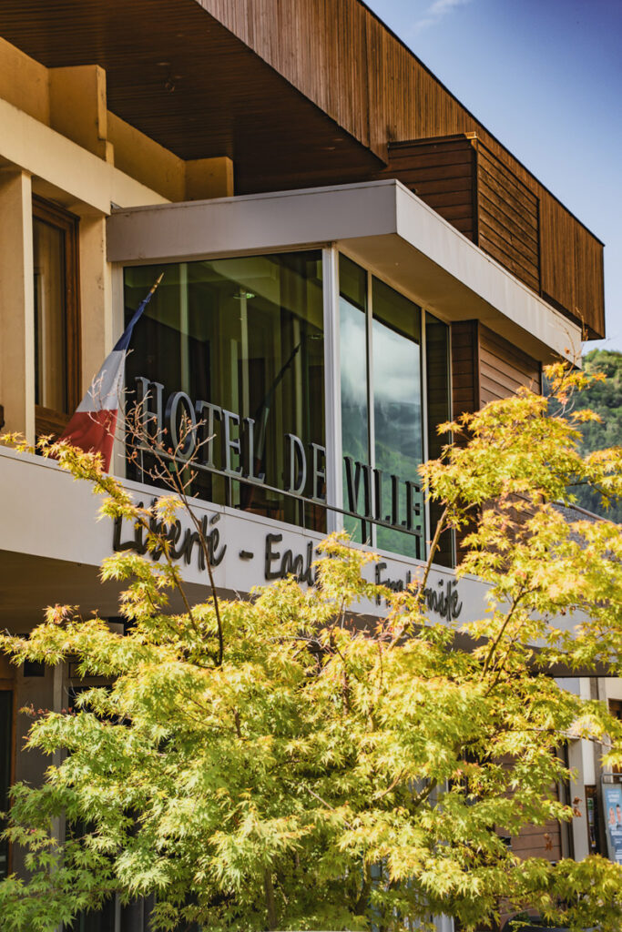 Façade de la mairie d'Aime avec la devise de la France et un arbre au premier plan