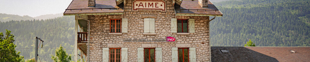 Photographie panoramique de la facade de la gare d'Aime