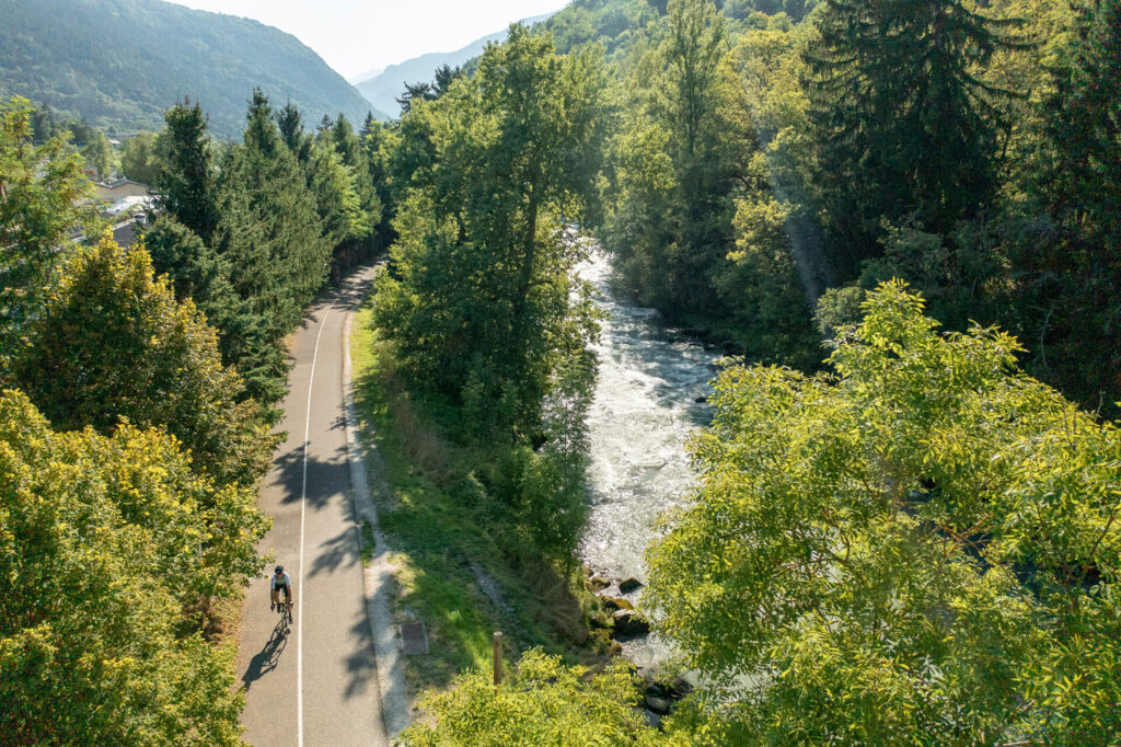 Cycliste sur la voie verte au bord de l'Isère