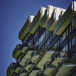Vue en contre plongée des balcons du paquebot des neiges à Aime 2000