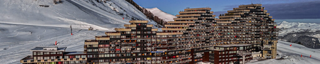 Vue aérienne du paquebot des neiges à Aime 2000