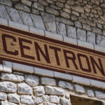 Panneau sur la façade de la gare de Centron