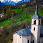 Eglise de Montgirod avec vue sur les montagnes enneigées