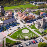 Vue aérienne de la basilique, du théâtre de verdure et de la mairie d'Aime