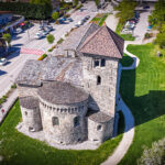 Vue aérienne de la basilique d'Aime