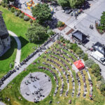 Vue aérienne du théâtre de verdure, lors d'un évènement, à côté de la basilique
