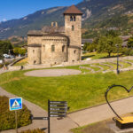 Vue sur le théâtre de verdure, la basilique d'Aime et la sculpture en forme de cœur au premier plan