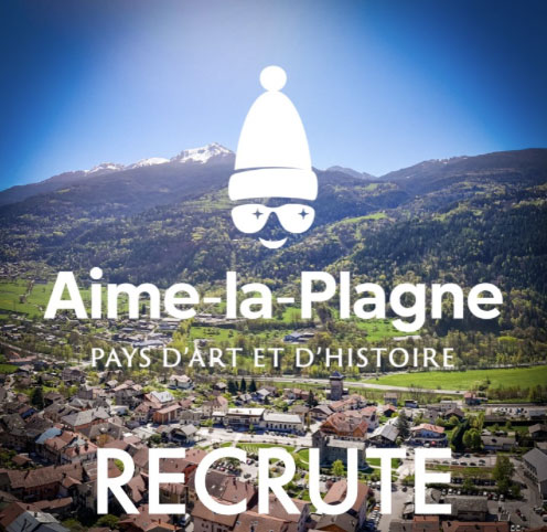 Annonce "Aime-la-Plagne recrute" noté sur une photo de la commune