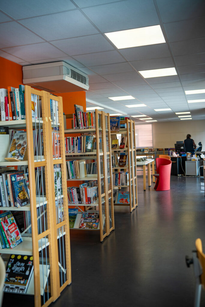 Étagères de livres dans la bibliothèque d'Aime-la-Plagne