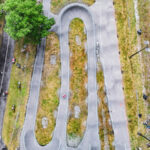 Vue aérienne d'une pumptrack accueillant une compétition de vélo