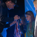 Des jeunes filles sur scène se voient remettre des médailles lors de la cérémonie de la Soirée des Champions à Aime-la-Plagne