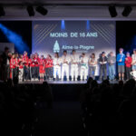 Des jeunes sportives et sportifs (footballeuses, judokas, ...), médailles au cou, se tiennent sur scène lors de la cérémonie de la Soirée des Champions à Aime-la-Plagne.