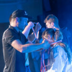 Des jeunes filles et garçons sur scène se voient remettre des médailles lors de la cérémonie de la Soirée des Champions à Aime-la-Plagne