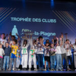 Des jeunes sportives et sportifs en tenues de judokas, médailles au cou, se tiennent sur scène lors de la cérémonie de la Soirée des Champions à Aime-la-Plagne.