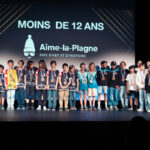 Des jeunes sportives et sportifs, médailles au cou, se tiennent sur scène lors de la cérémonie de la Soirée des Champions à Aime-la-Plagne.