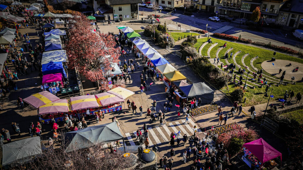 Vue aérienne des stands du marché de Noël d'Aime