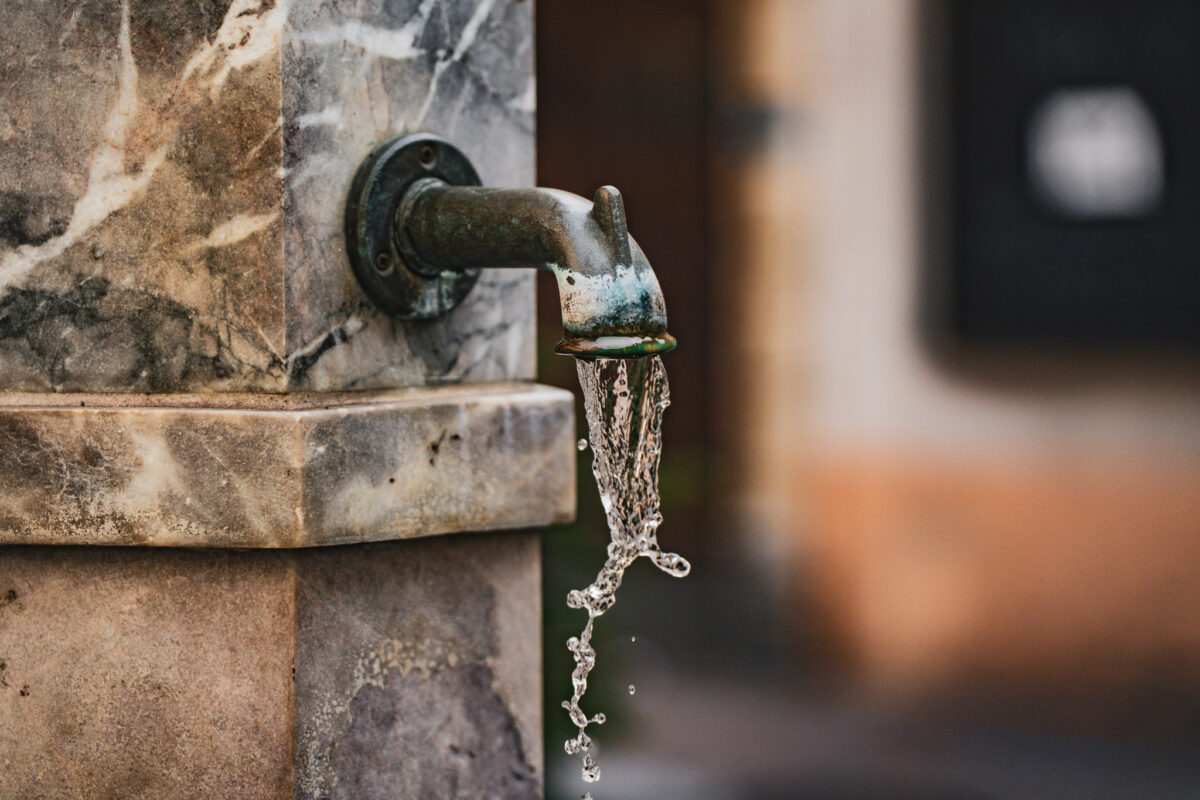 image d'un bassin où l'eau coule