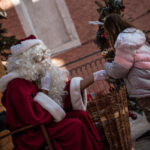 Père Noël avec une petite fille, au marché de Noël d'Aime
