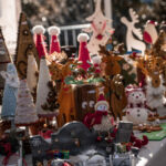 Stand du marché de Noël d'Aime, avec des lutins et des décorations