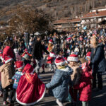 Les enfants des écoles dansent sur le théâtre de verdure à l'occasion du marché de Noël d'Aime