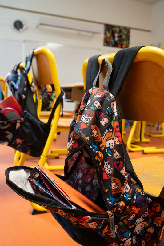 Sac à dos d'enfant installé sur une chaise au sein d'une salle de classe